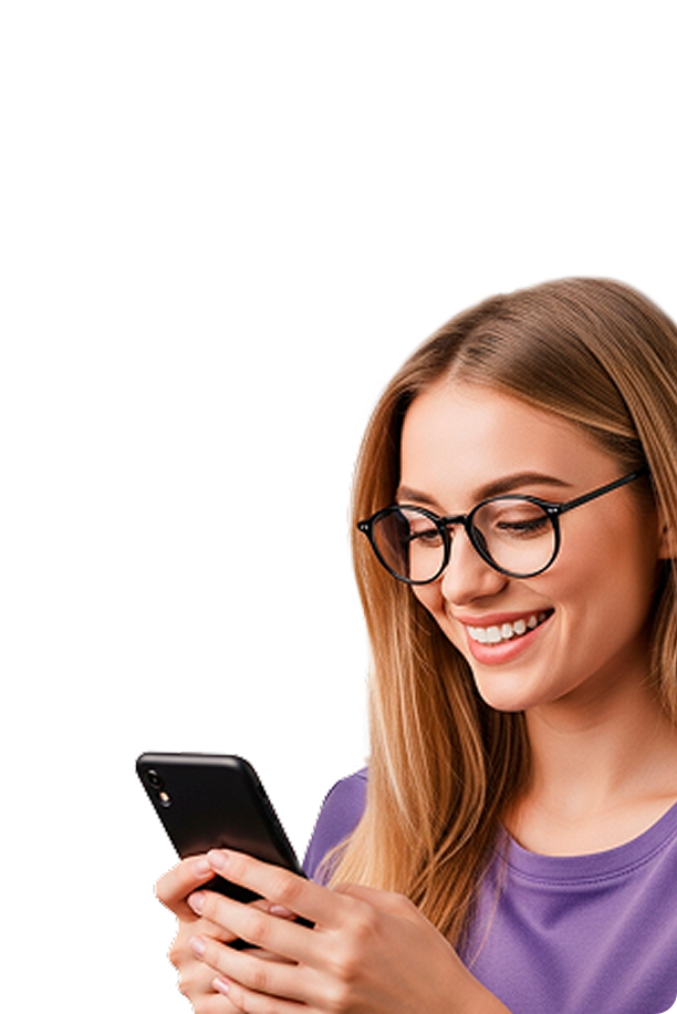 Mulher sorrindo enquanto usa o celular, representando autonomia energetica e tranquilidade