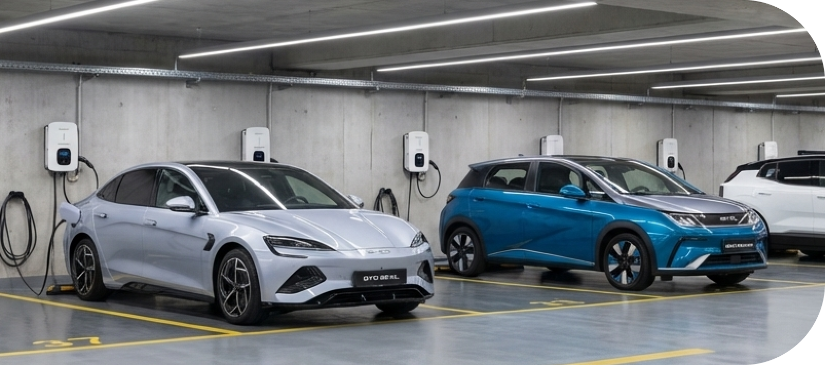 Garagem corporativa com carros elétricos conectados a estações de recarga Descarbonize