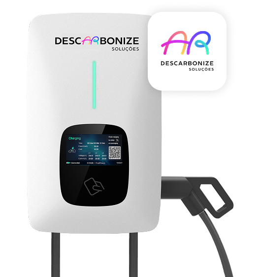 Carregador veicular Descarbonize com tela digital mostrando status de carregamento