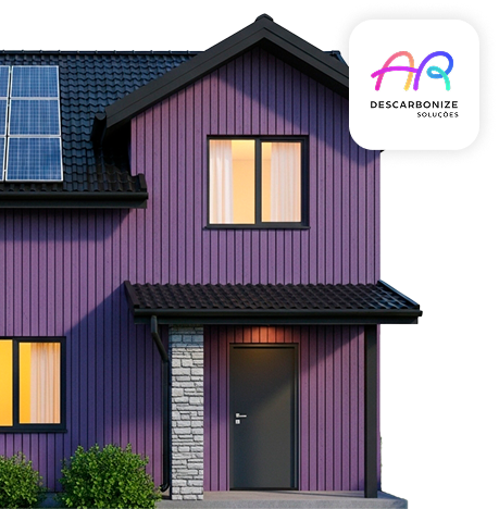 Casa roxa com painéis solares no telhado e logotipo Descarbonize