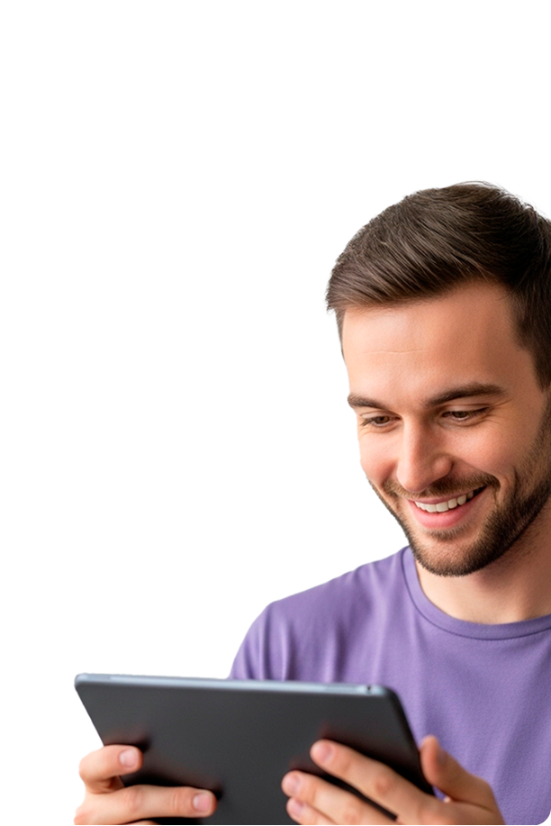 Homem sorridente consultando dados de energia em um tablet
