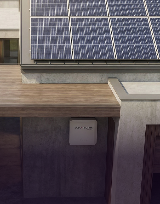 Telhado residencial com painéis solares e inversor instalados