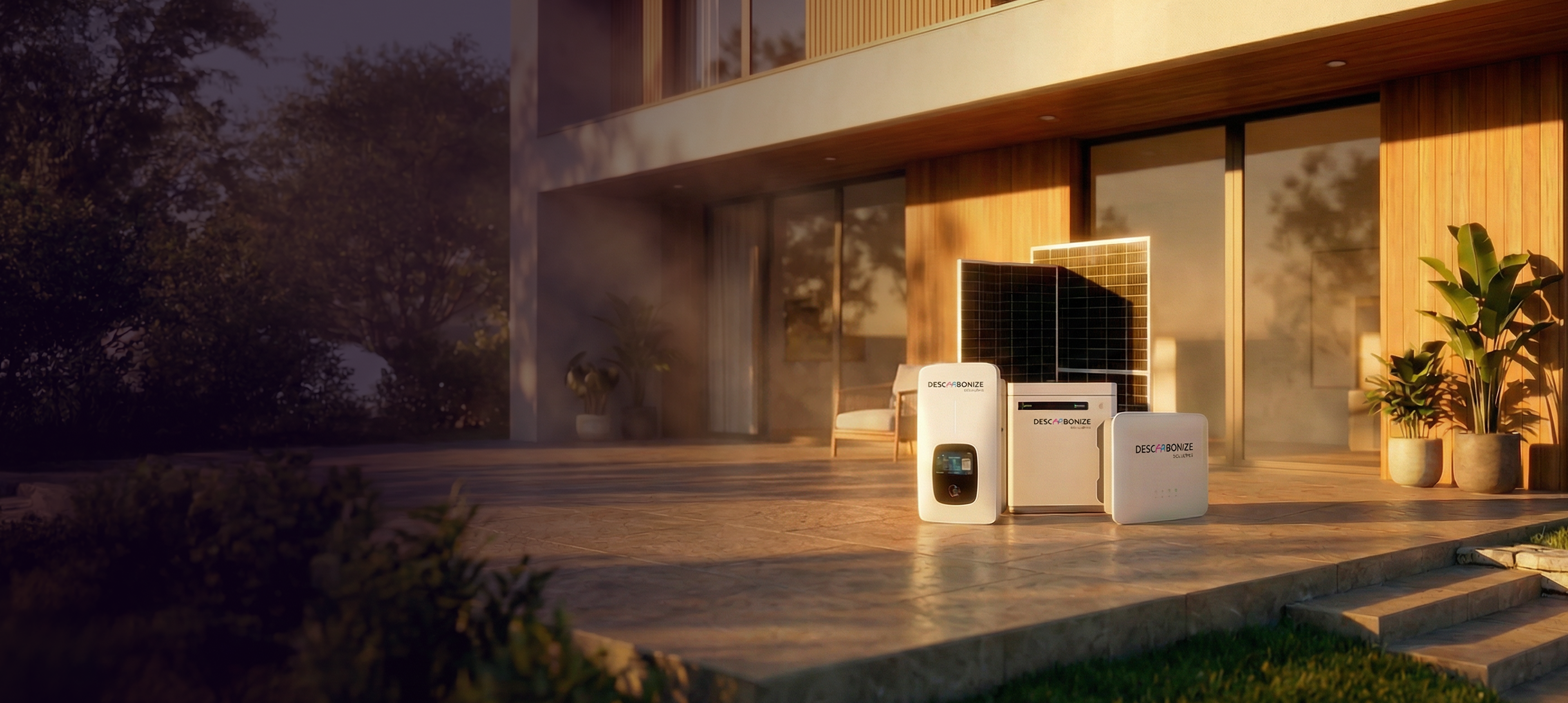 Kit de equipamentos solares Descarbonize com painéis, inversores e baterias expostos em frente a uma casa moderna