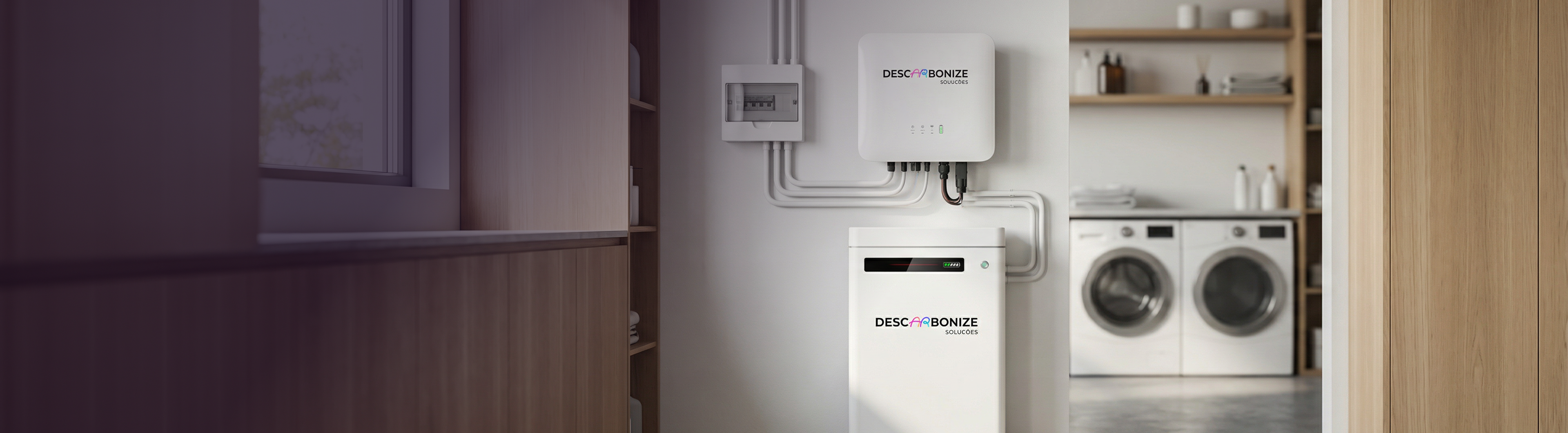 Inversor e bateria de armazenamento Descarbonize instalados em área de serviço residencial