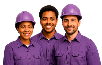 Equipe técnica Descarbonize com três profissionais usando capacetes e uniformes roxos