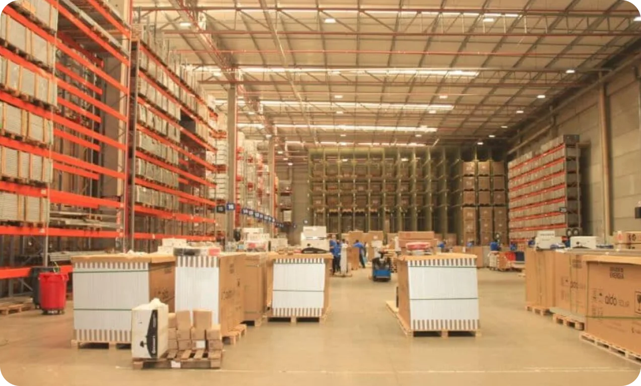 Interior do centro de distribuição da Aldo com estoque de equipamentos