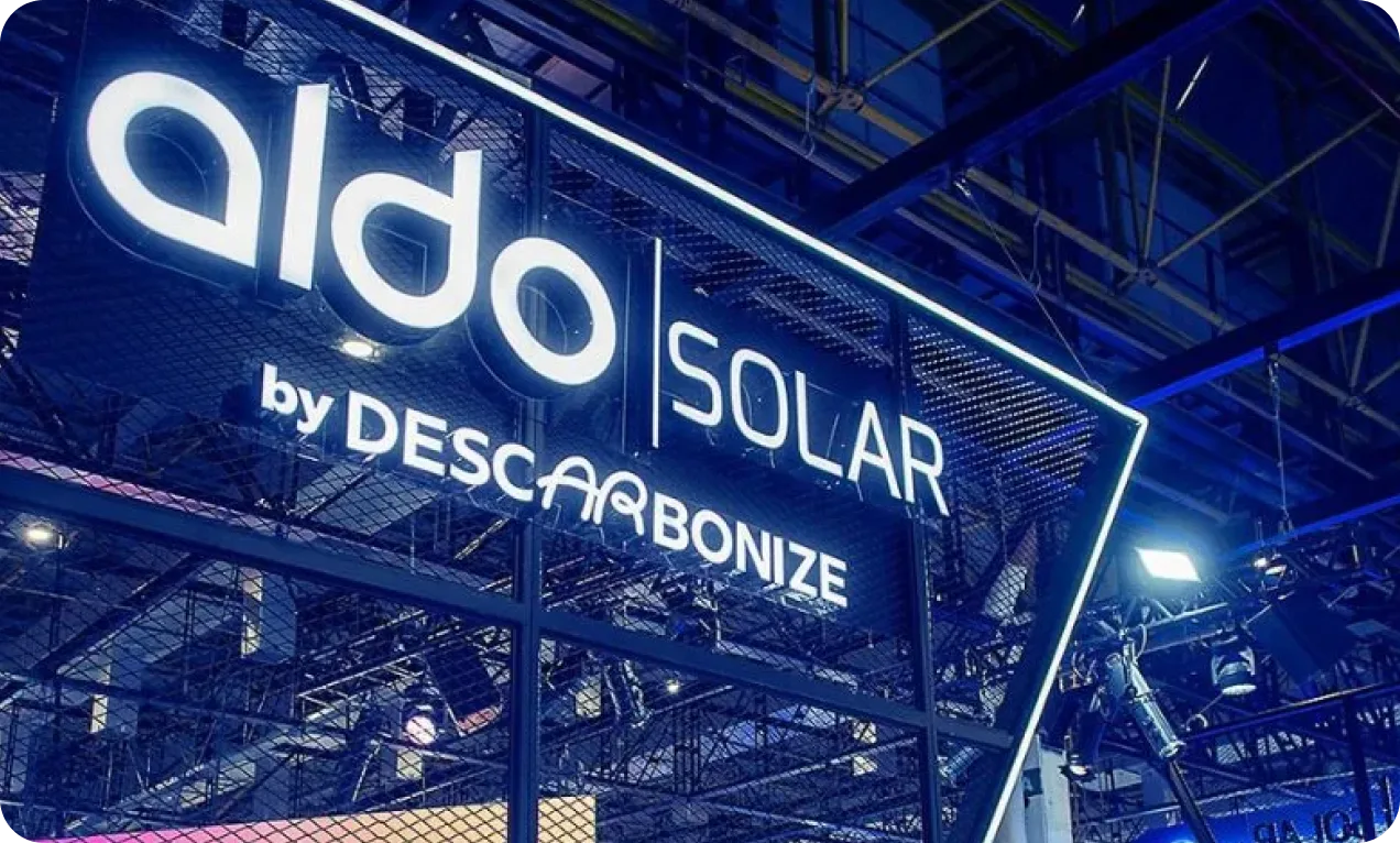 Letreiro luminoso Aldo Solar by Descarbonize em evento