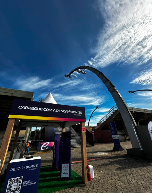 Estande da Descarbonize no evento Fórmula E com estrutura de carregamento