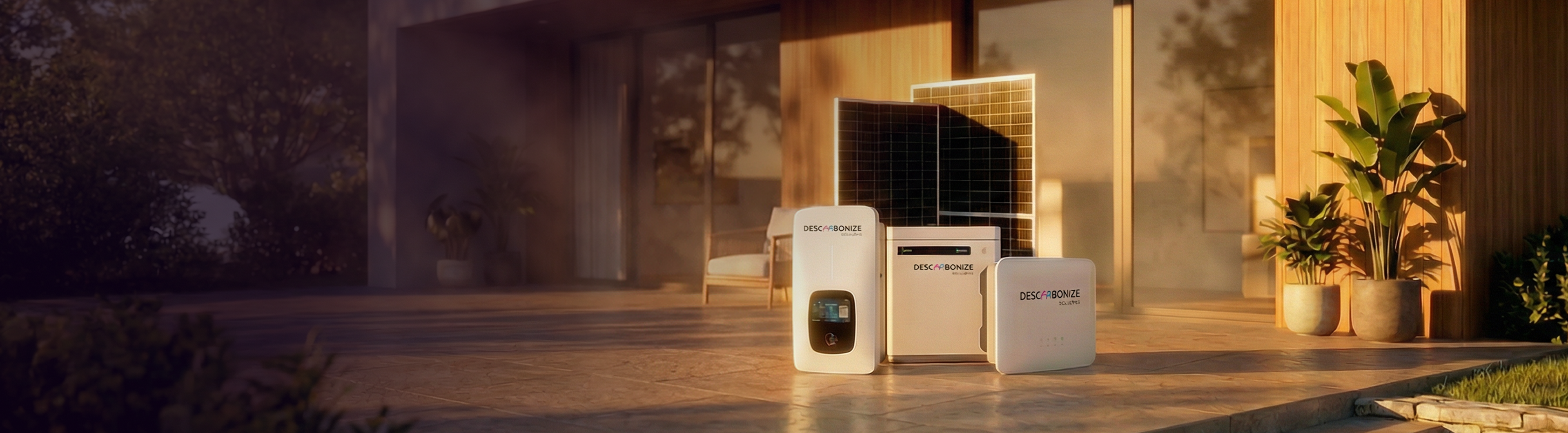 Equipamentos de energia solar Descarbonize: inversores, baterias e painel fotovoltaico em frente a uma residência moderna