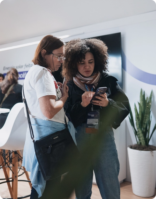 Visitantes interagindo no estande da Descarbonize durante o Rio Innovation Week