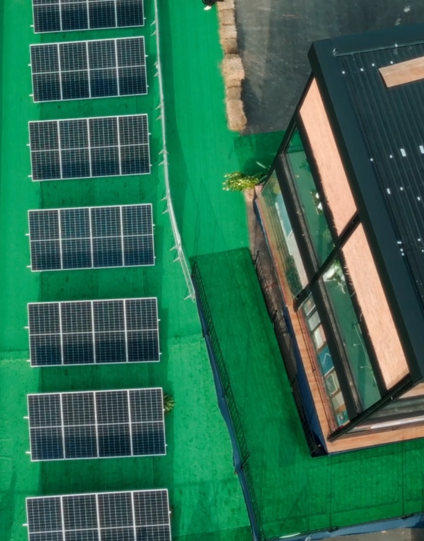 Vista aérea de telhado com painéis solares instalados para o evento WEC